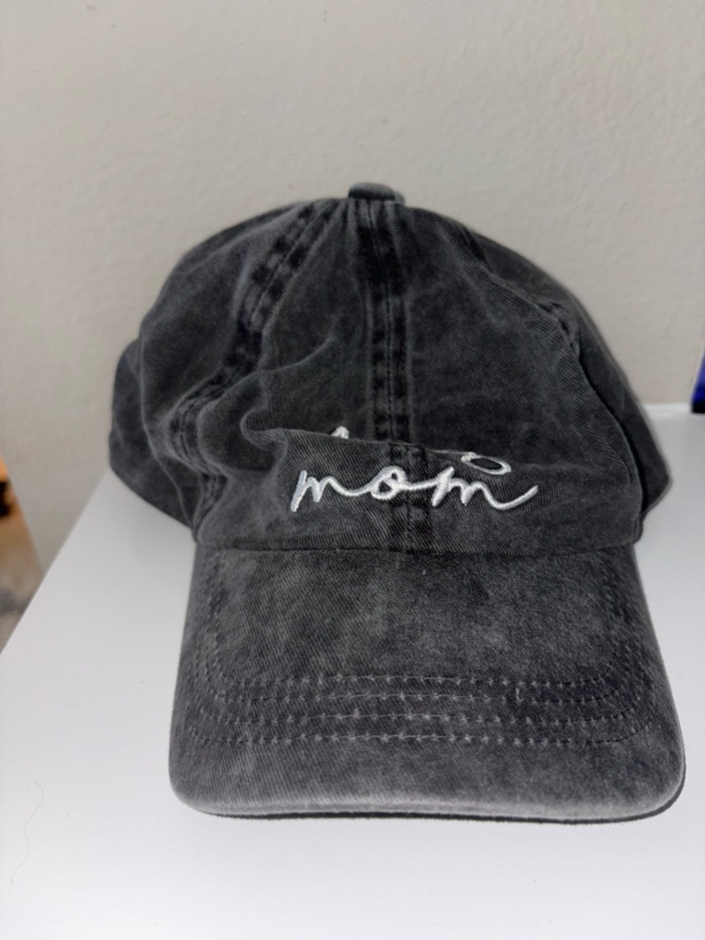 Embroidered dog mom" Washed Black Baseball Cap